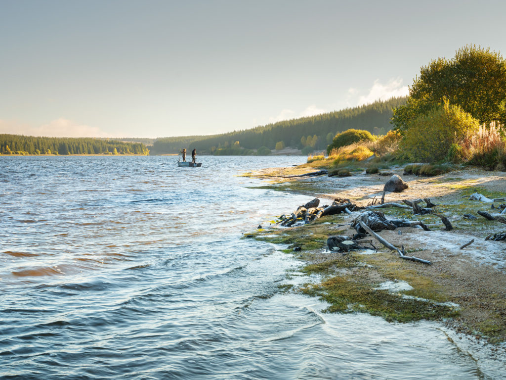 Pêche en barque sur le Lac de Charpal 