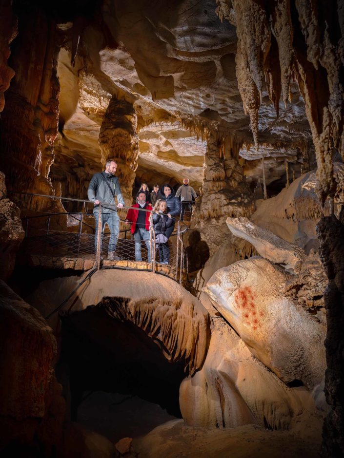 Main négative Grotte du Pech Merle avec son public