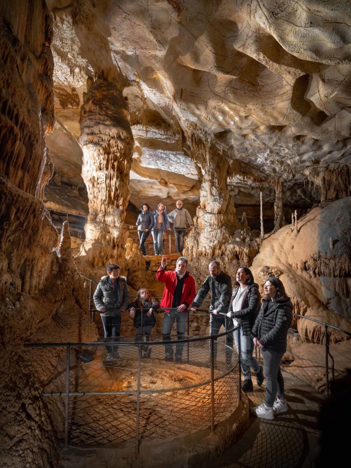 Public regardant le gours de la toupie grotte du Pech Merle