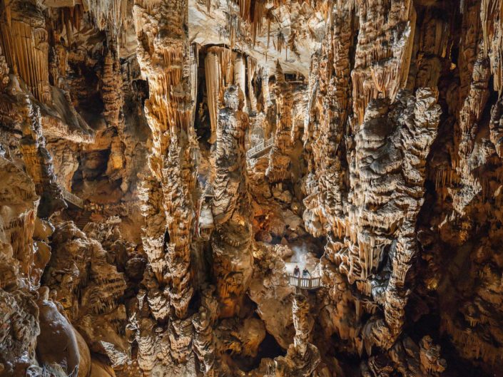 La Grotte des Demoiselles - l'immensité de la salle de la cathédrale