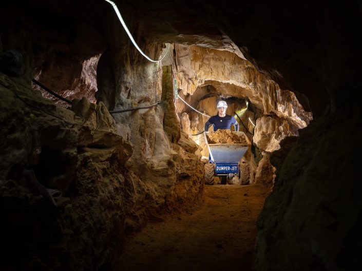 Grotte de Domme - Utilisation de brouettes électriques