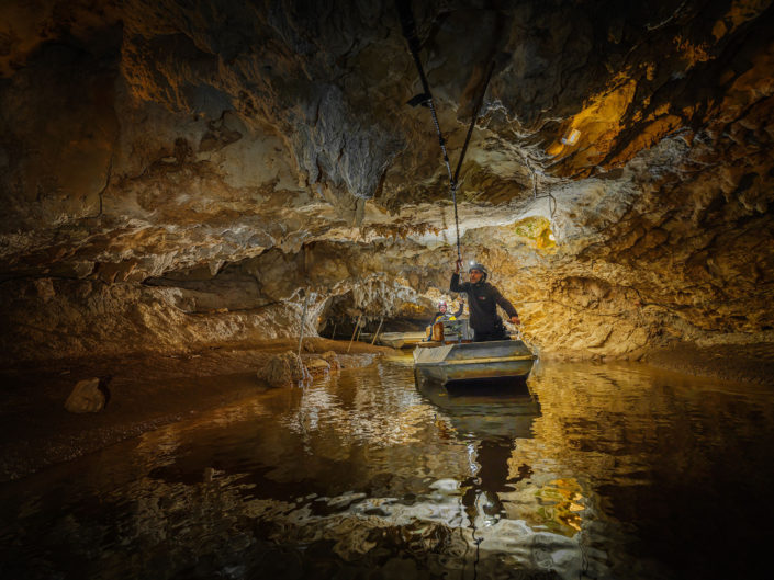 Navigation sur la rivière souterraine de Labouiche en Ariège